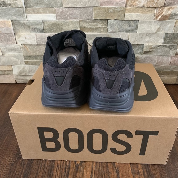 YEEZY BOOST 700 V2 - Picture 4 of 6
